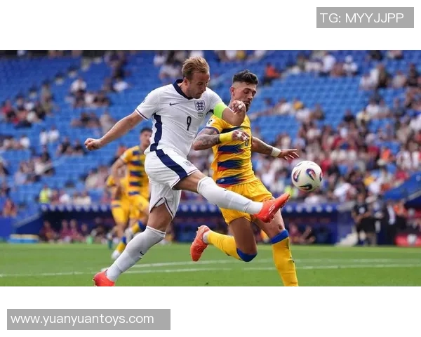 足球场球星风采大揭秘 模仿球员经典瞬间精彩呈现